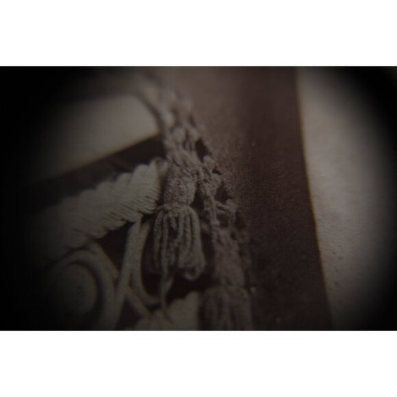 Antique albumen salt print photograph of a little girl, Victorian studio - Picture 5 of 5